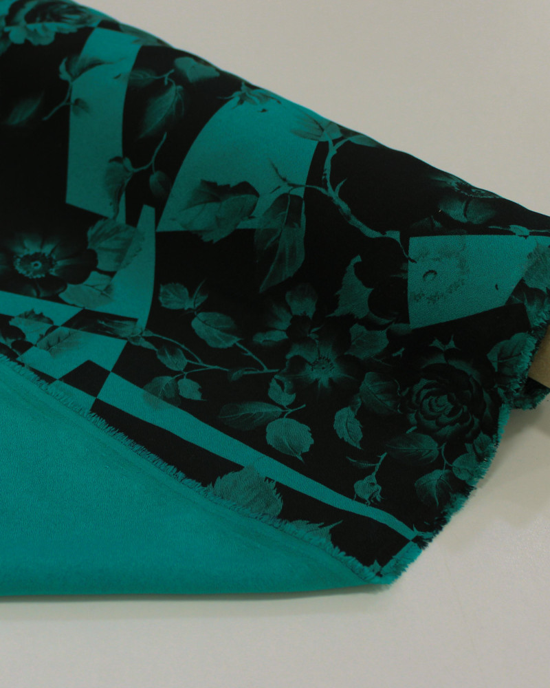 Tecido Micro Fibra Alfaiataria Flores em Recortes Irregulares Preto e Verde