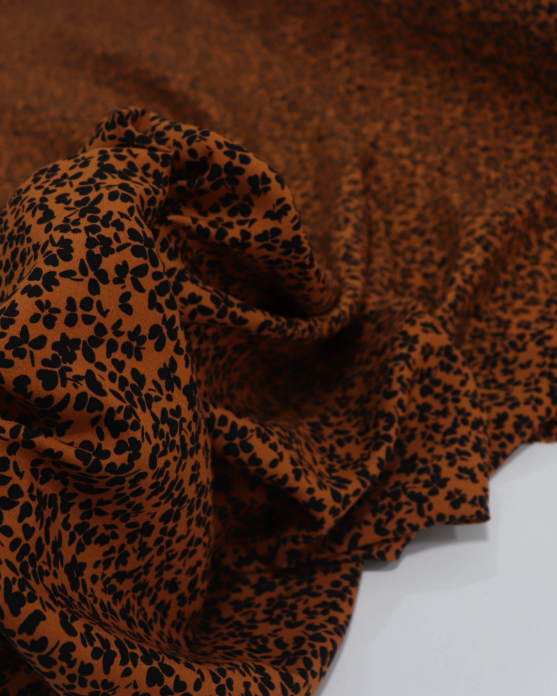 Tecido Viscose Micro Pétalas Preto e Ferrugem