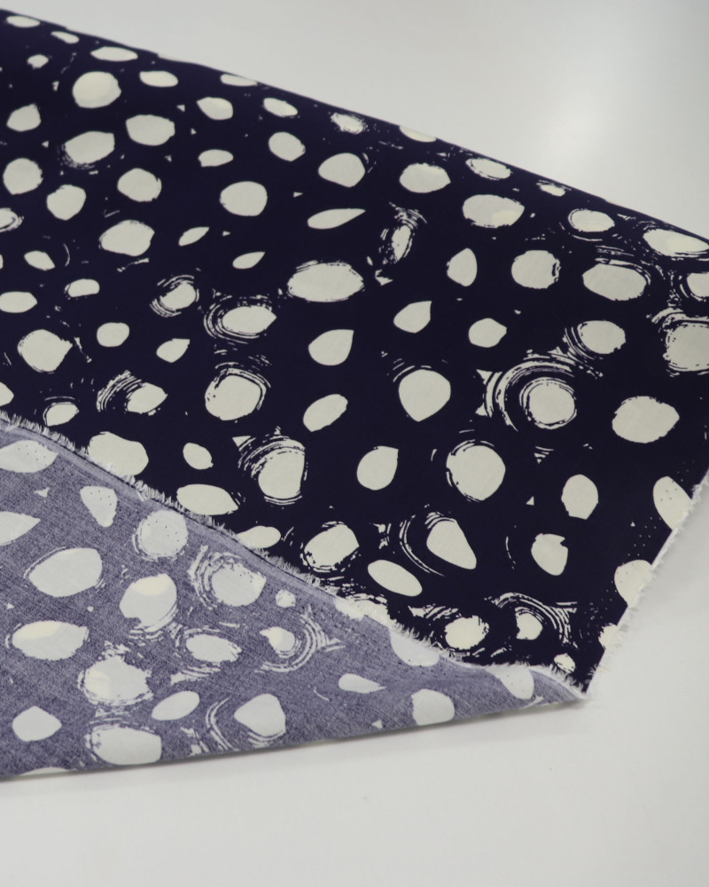 Tecido Viscose Macro Pingos Offwhite e Azul Marinho Noite