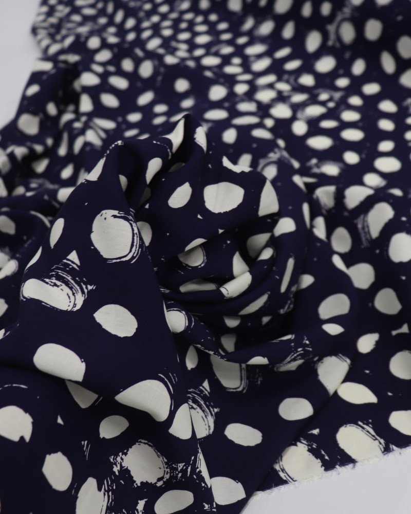 Tecido Viscose Macro Pingos Offwhite e Azul Marinho Noite
