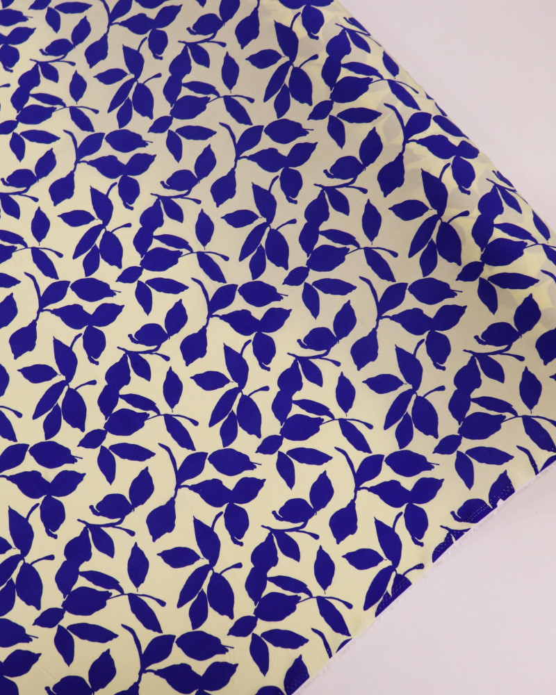 Tecido Viscose Folhas Azul Bic e Creme