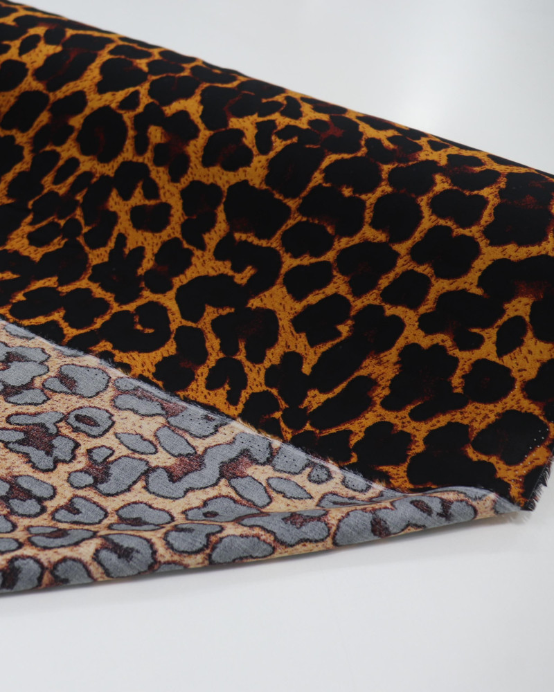 Tecido Viscose Macro Animal Print Preto e Amarelo Queimado