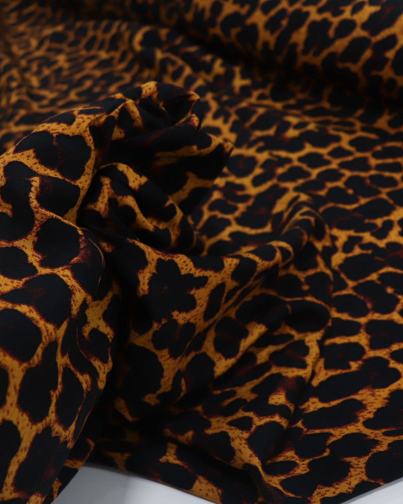 Tecido Viscose Macro Animal Print Preto e Amarelo Queimado (1.2m)