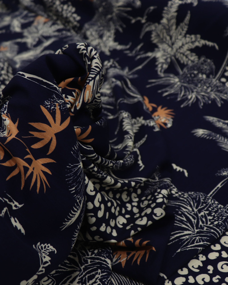 Tecido Viscose Texturizada Estampa Fauna e Flora Bege e Azul Marinho