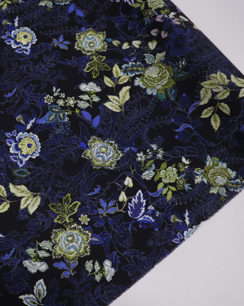 Tecido Crepe Koshibo Italiano Flores Noturnas Verde e Tons de Azul