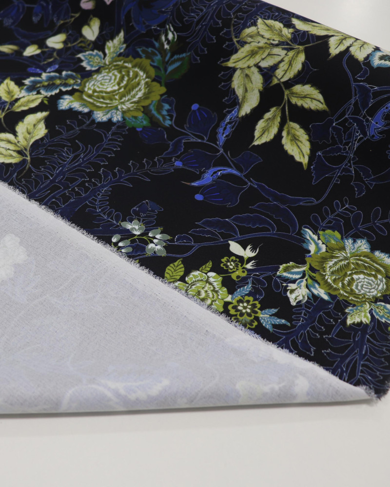 Tecido Crepe Koshibo Italiano Flores Noturnas Verde e Tons de Azul
