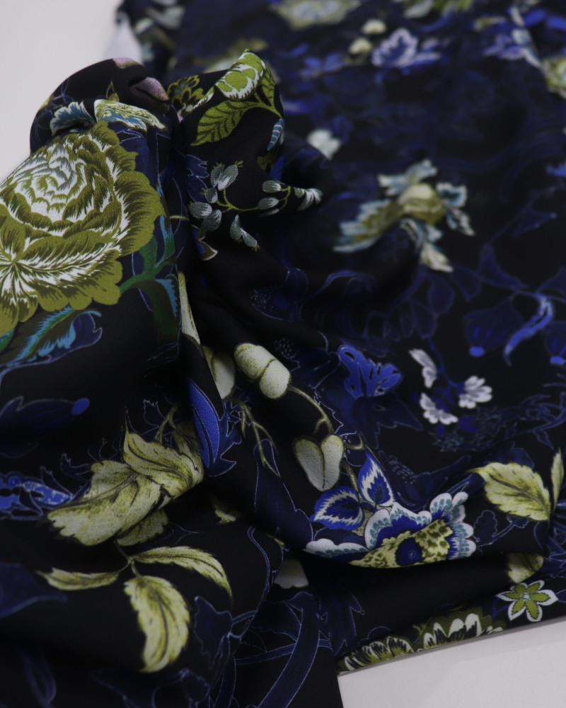 Tecido Crepe Koshibo Italiano Flores Noturnas Verde e Tons de Azul