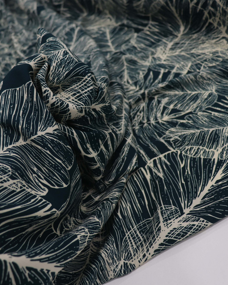 Tecido Viscose Macro Folhas Creme e Verde Esmeralda