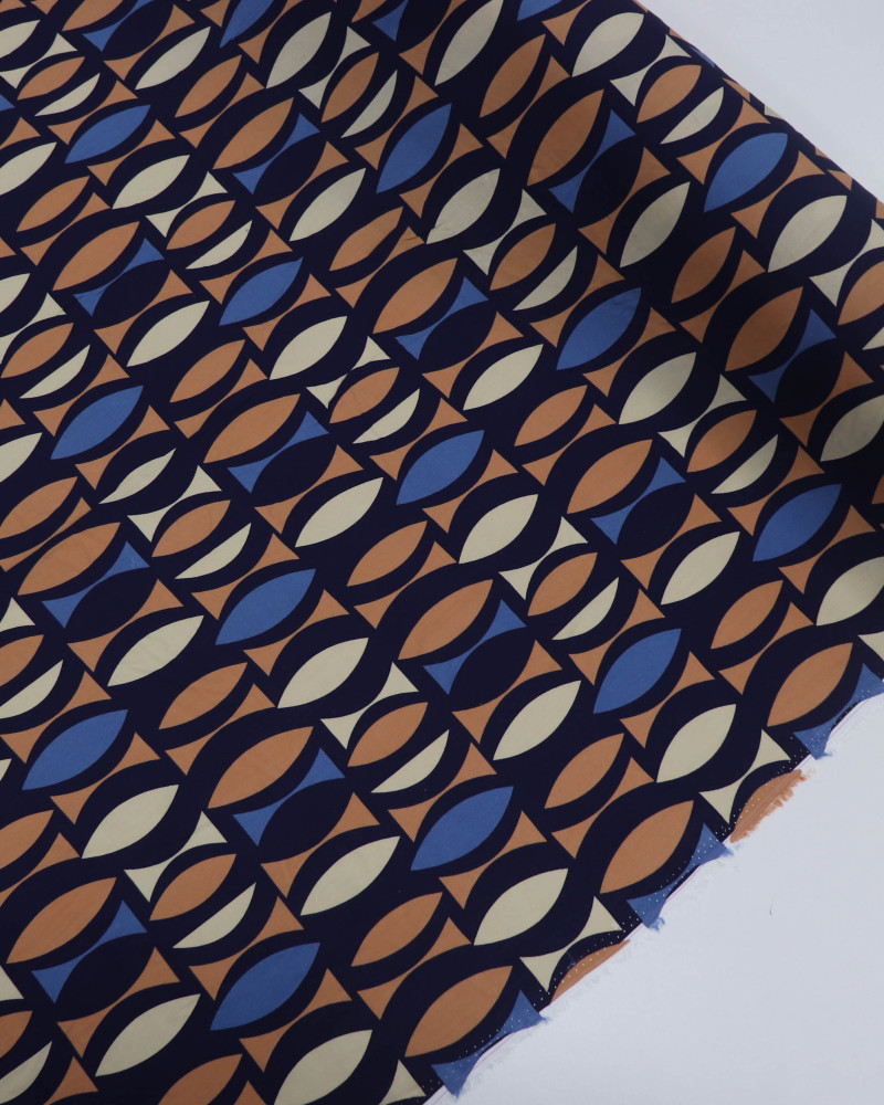 Tecido Viscose Estampa Geométrica Argila, Bege e Tons de Azul