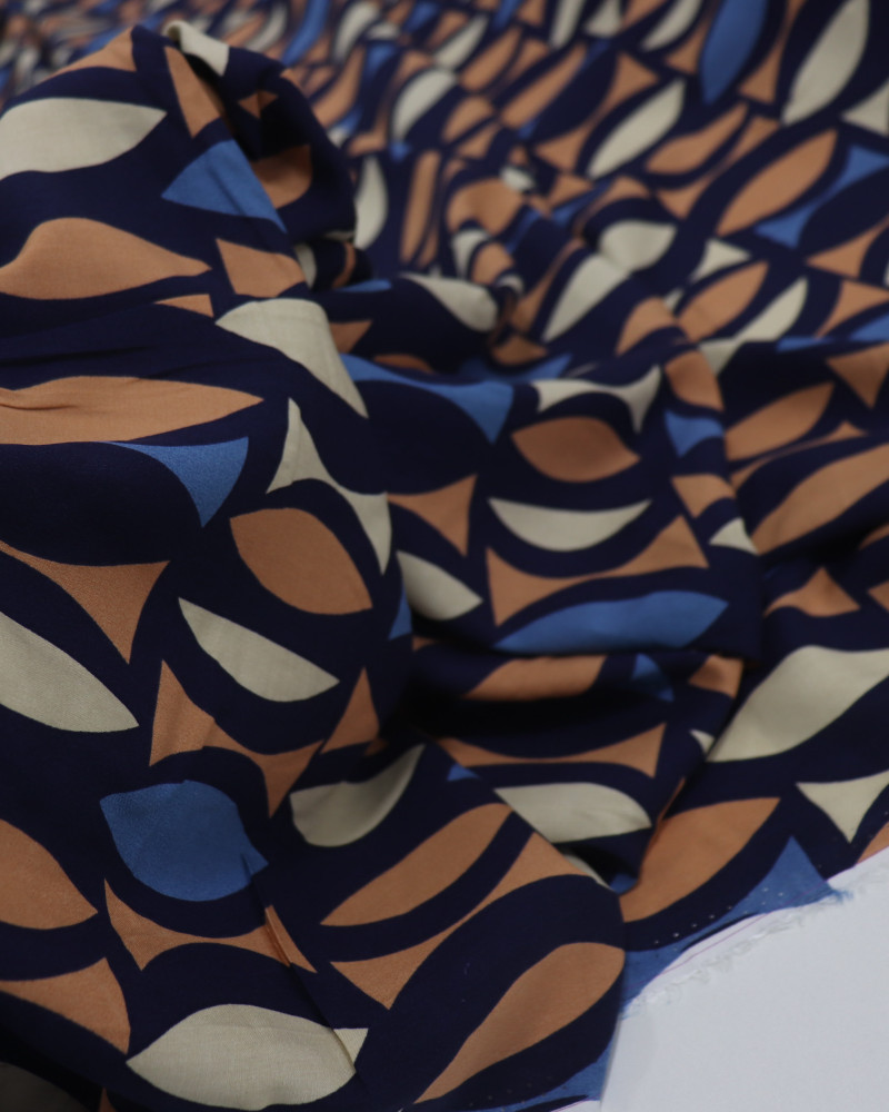 Tecido Viscose Estampa Geométrica Argila, Bege e Tons de Azul