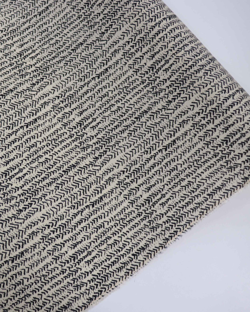 Tecido Viscose Texturizada Listras em Chevron Preto Mescla e Creme
