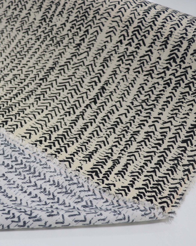 Tecido Viscose Texturizada Listras em Chevron Preto Mescla e Creme