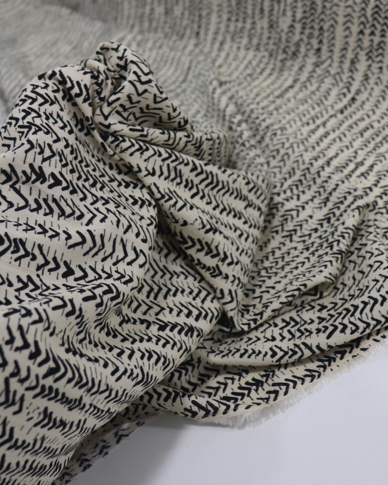 Tecido Viscose Texturizada Listras em Chevron Preto Mescla e Creme