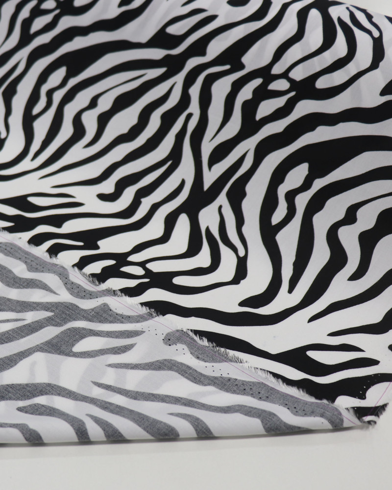 Tecido Viscose Animal Print P/B