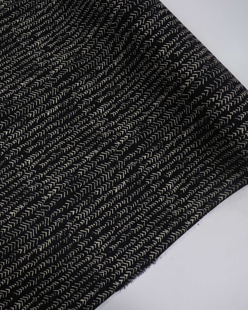 Tecido Viscose Texturizada Listras em Chevron Vanila Mescla e Preto