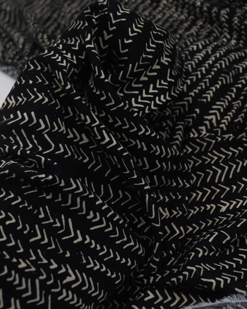 Tecido Viscose Texturizada Listras em Chevron Vanila Mescla e Preto