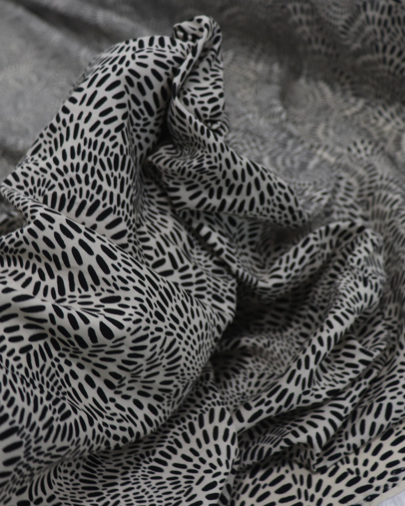 Tecido Viscose Circulados Pontilhados Preto e Vanila