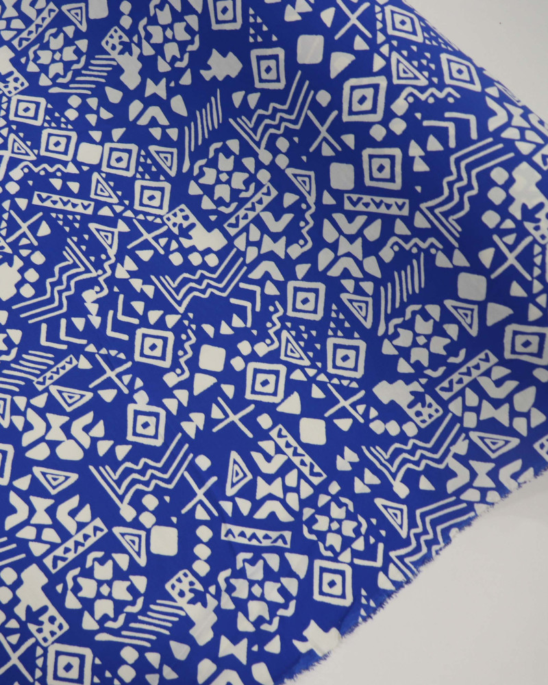 Tecido Crepe Koshibo Étnico Branco e Azul