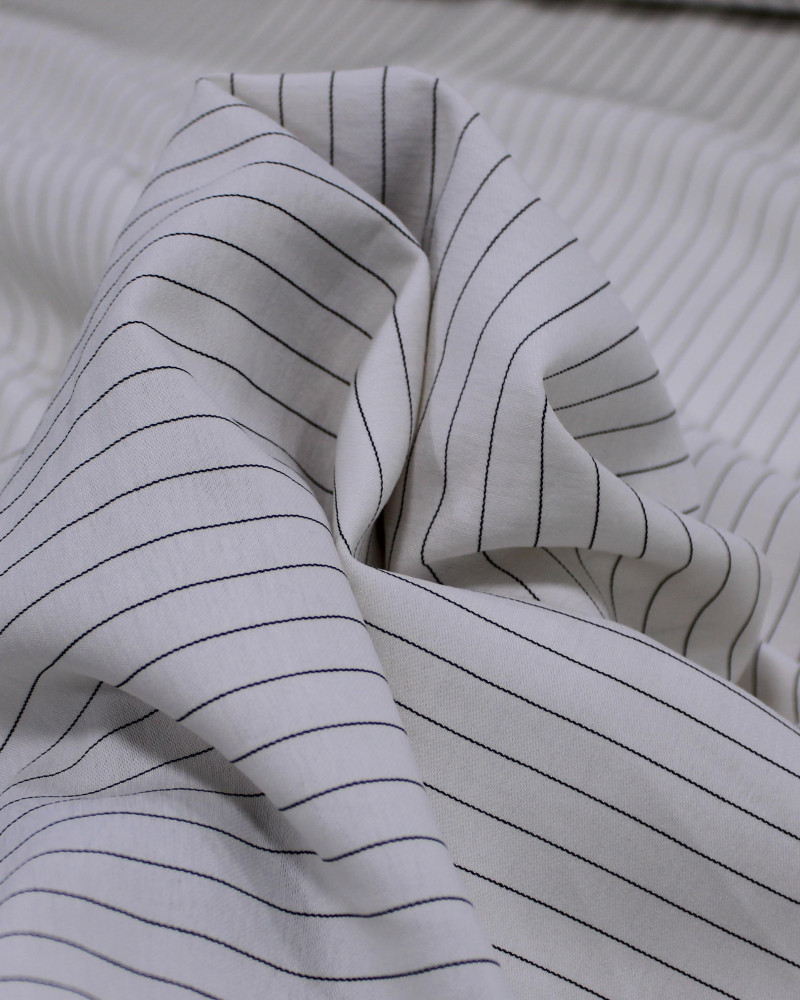 Tecido Alfaitaria de Viscose Risca de Giz Preto e Offwhite