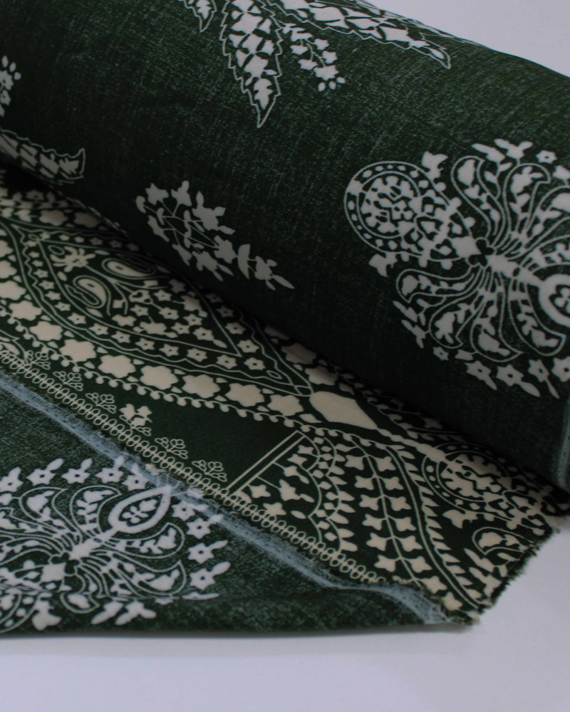 Tecido Viscose Arabescos em Cashmere Offwhite e Verde Militar