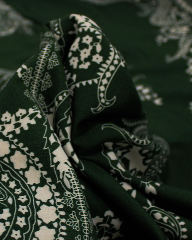 Tecido Viscose Arabescos em Cashmere Offwhite e Verde Militar
