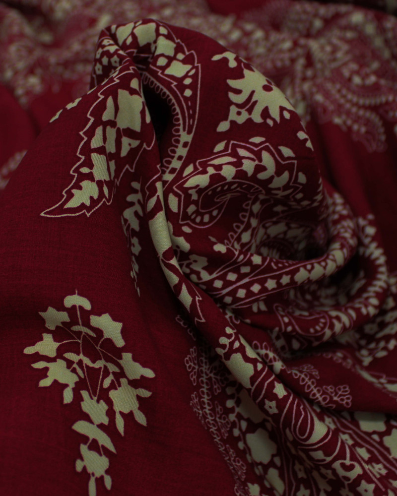 Tecido Viscose Arabescos em Cashmere Creme e Vermelho Rubi