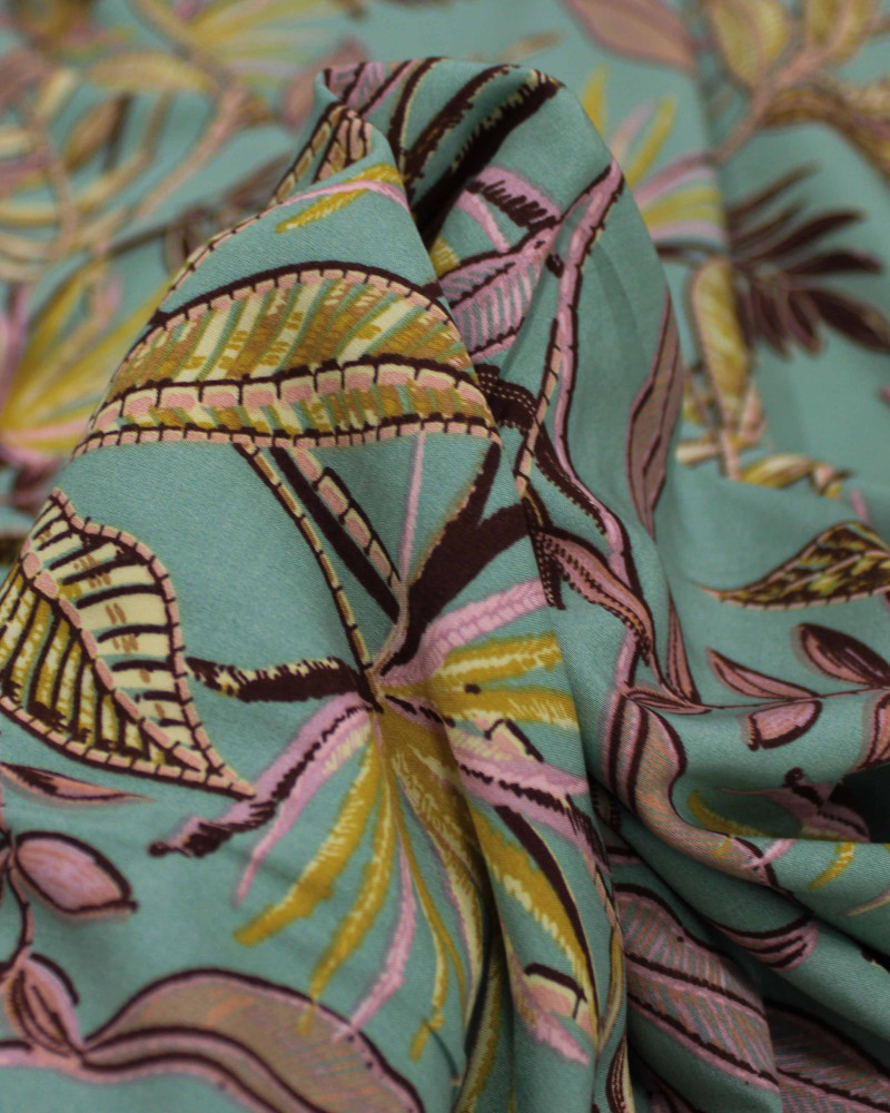 Tecido Viscose Macro Folhagens Colorido e Verde Jade