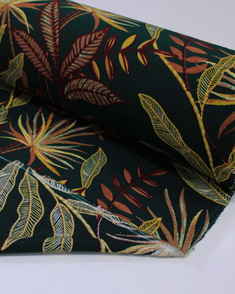 Tecido Viscose Macro Folhagens Colorido e Verde Esmeralda