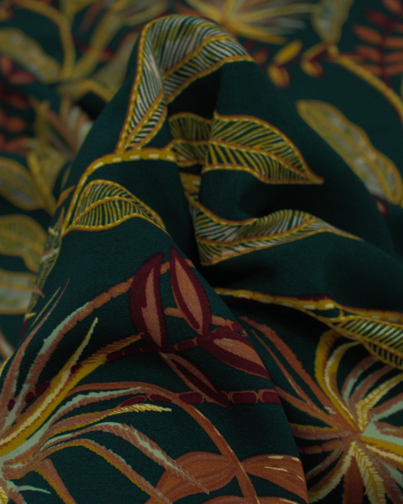 Tecido Viscose Macro Folhagens Colorido e Verde Esmeralda
