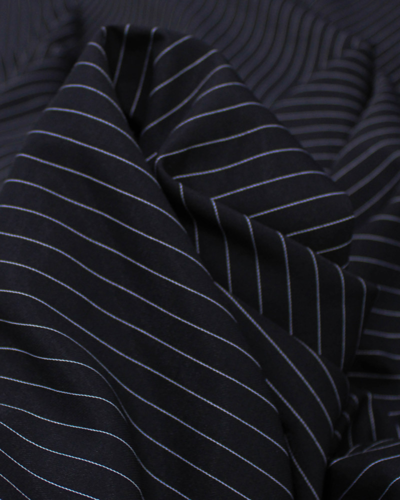 Tecido Alfaiataria de Viscose Risca de Giz Branco e Preto