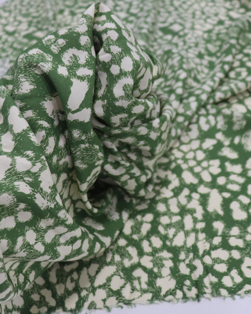 Tecido Viscose Animal Print Creme e Verde