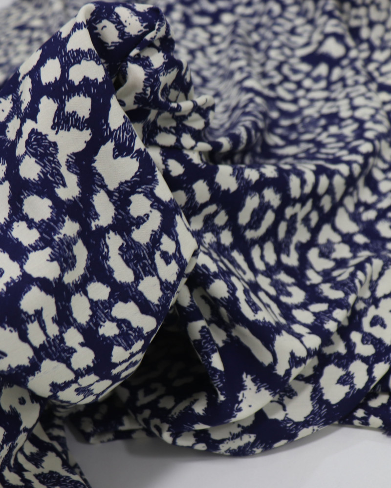 Tecido Viscose Animal Print Creme e Azul Marinho