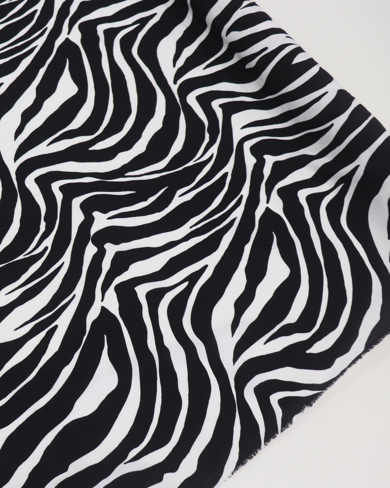 Tecido Crepe de Viscose Italiano Animal Print P/B