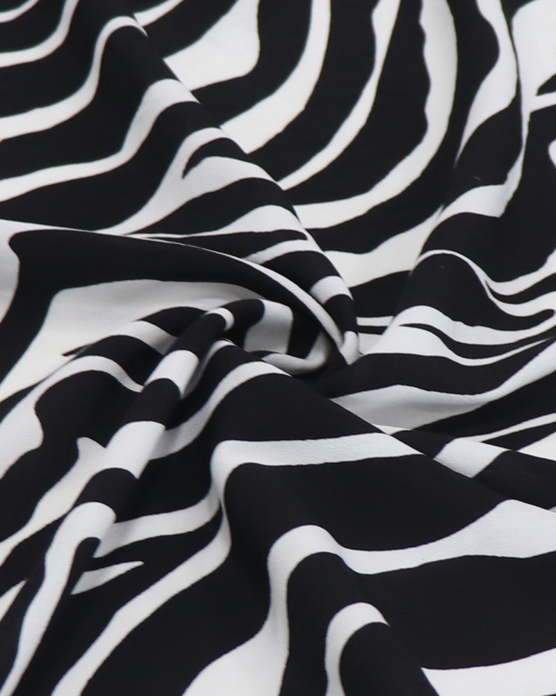 Tecido Crepe de Viscose Italiano Animal Print P/B