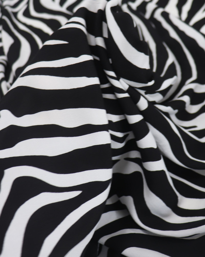 Tecido Crepe de Viscose Italiano Animal Print P/B