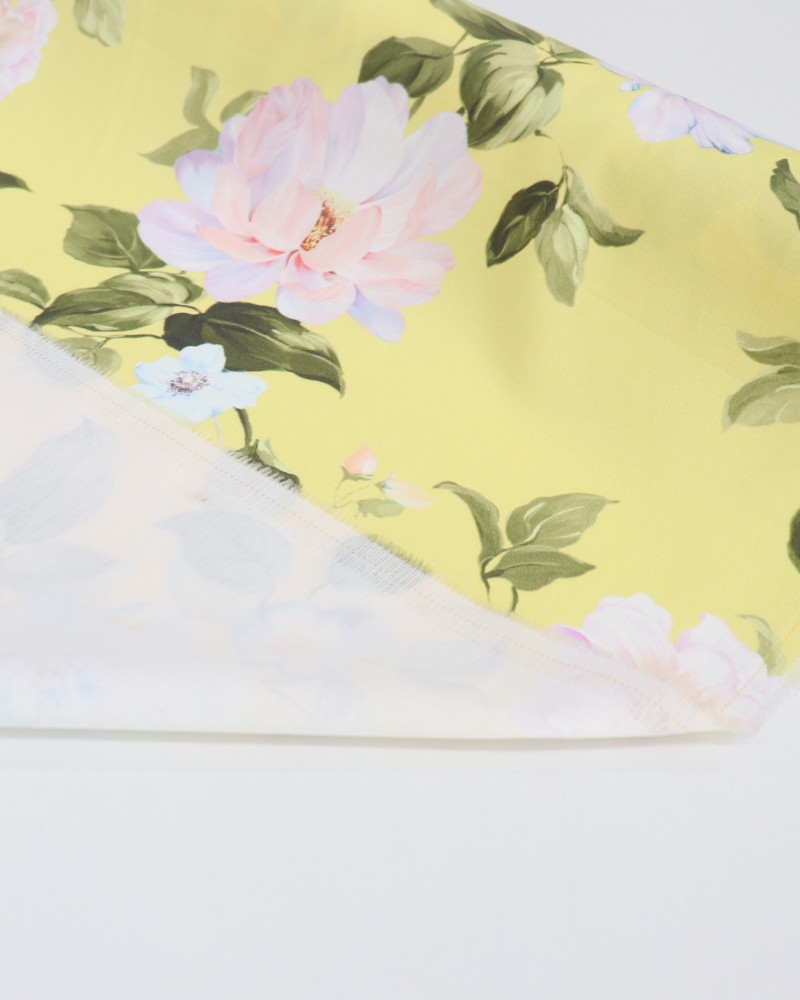 Tecido Sarja com Elastano Italiano Flores Tons Pastéis e Amarelo Manteiga