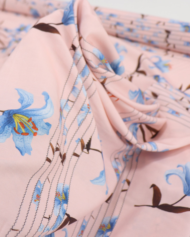 Tecido Viscose Italiano Listras Verticais e Lírios Azul e Rosa Chá