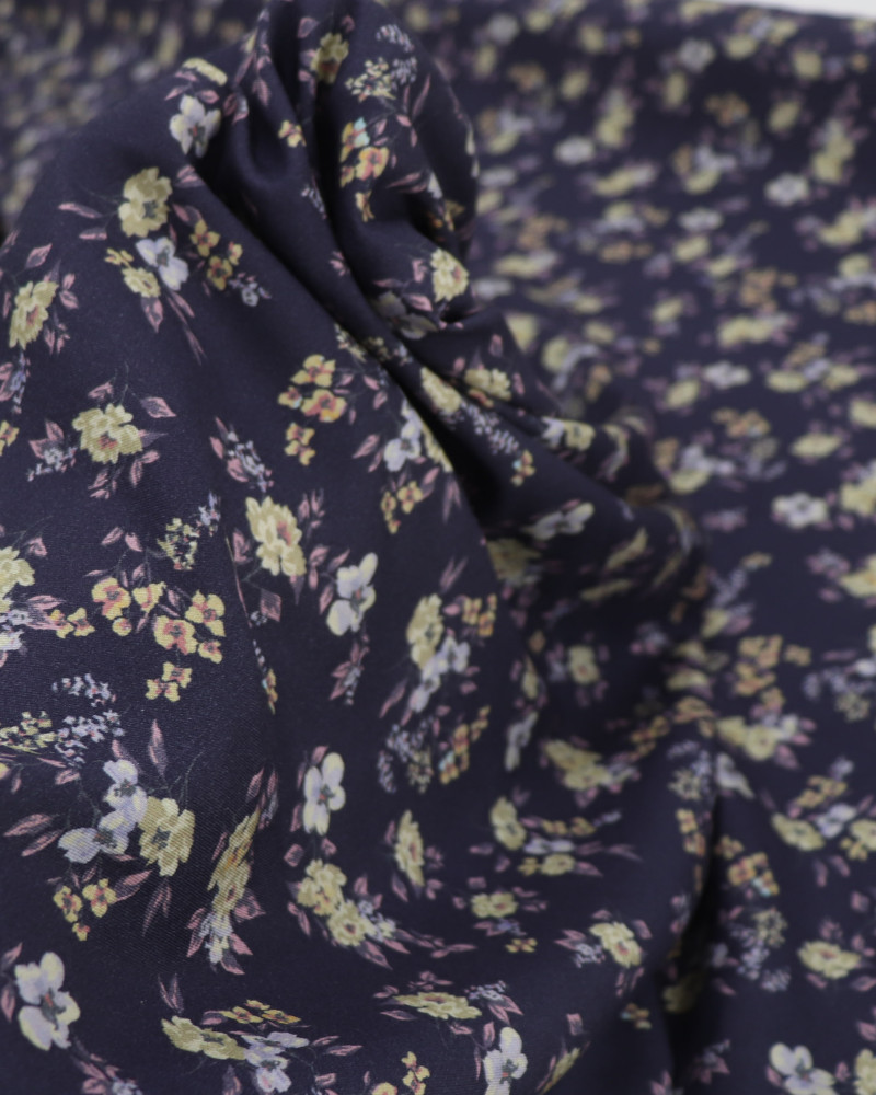 Tecido Viscose Sarjada Italiano Micro Buquê Floral Tons Pastéis e Azul Marinho Noite