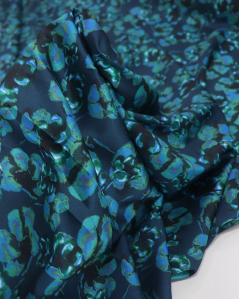 Tecido Crepe Silk Italiano Tapete Floral Abstrato Verde e Tons de Azul