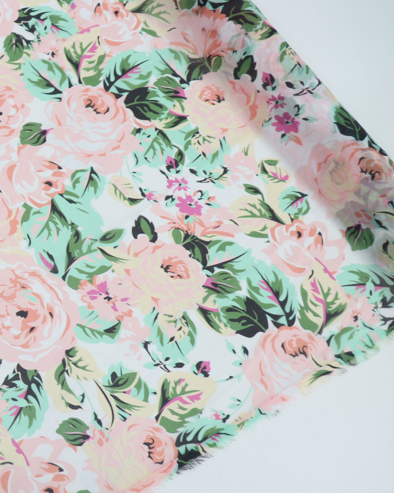 Tecido Crepe Chiffon Italiano Campo de Rosas Pêssego, Verde e Branco