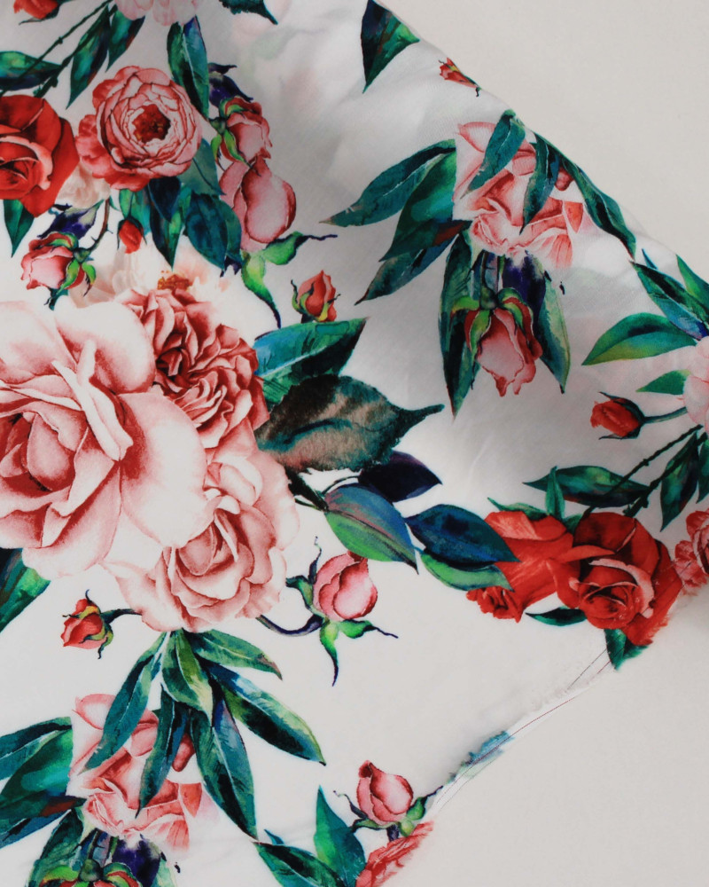Tecido Viscose Italiano Ramos de Rosas Colorido e Branco