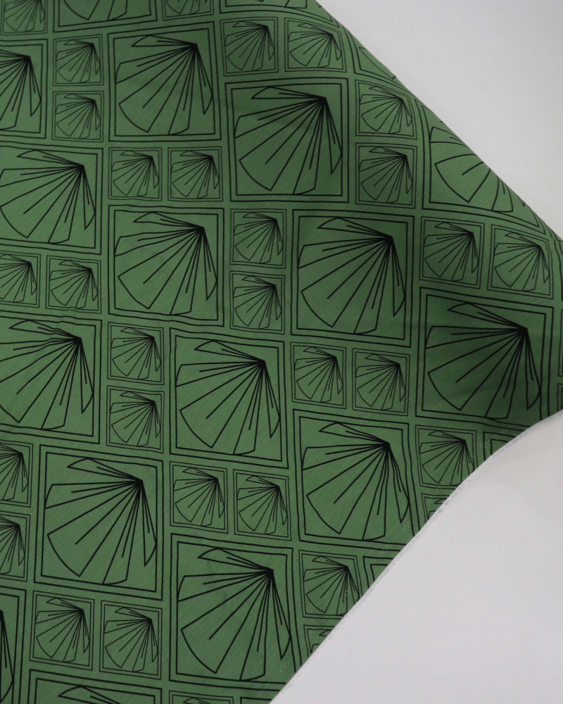 Tecido Viscose Texturizada Macro Conchas Preto e Verde Musgo