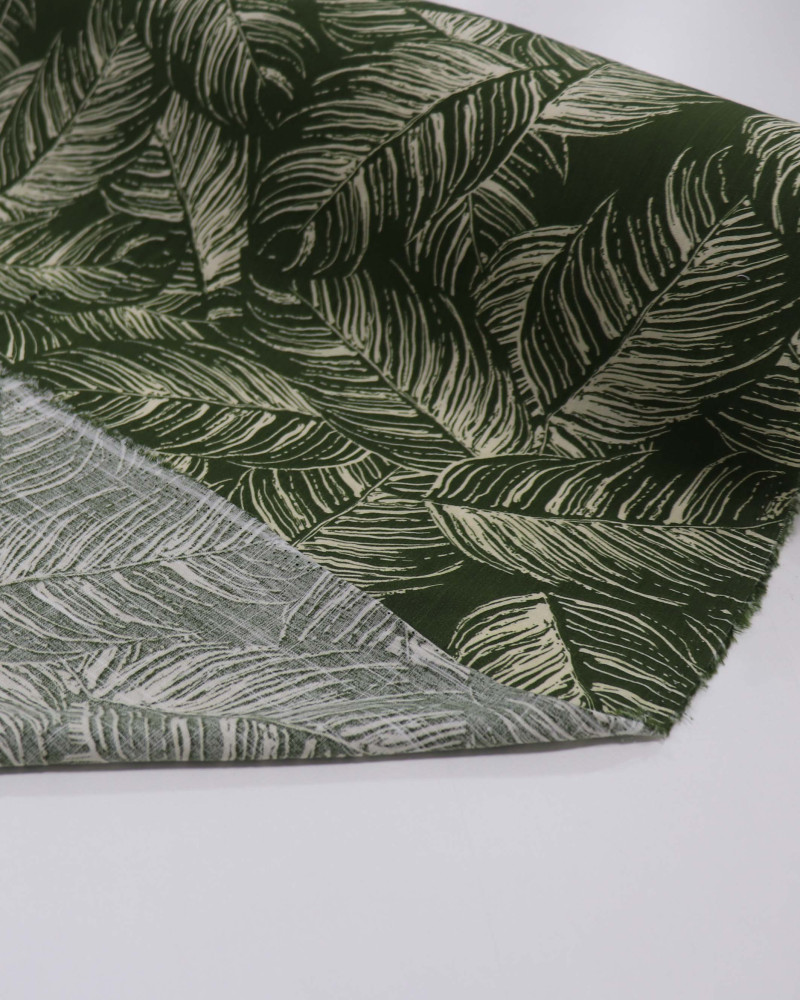 Tecido Viscose Texturizada Macro Folhas Creme e Verde Militar
