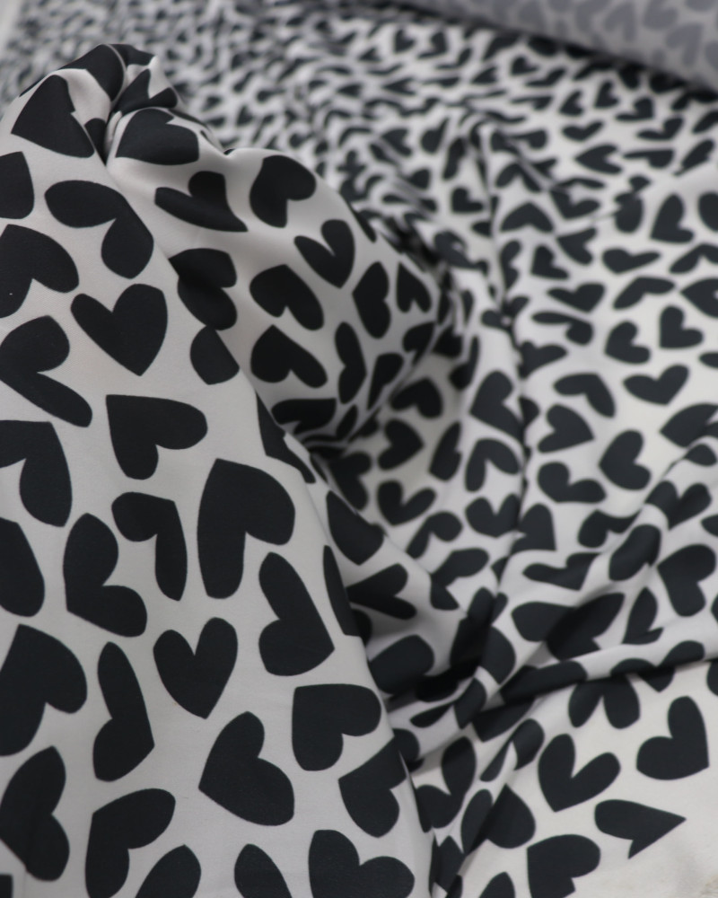 Tecido Crepe Silk Corações P/B