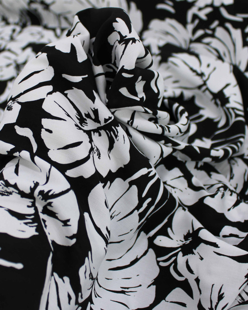 Tecido Viscose Italiano Barrado Macro Folhas Verde, Branco e Preto