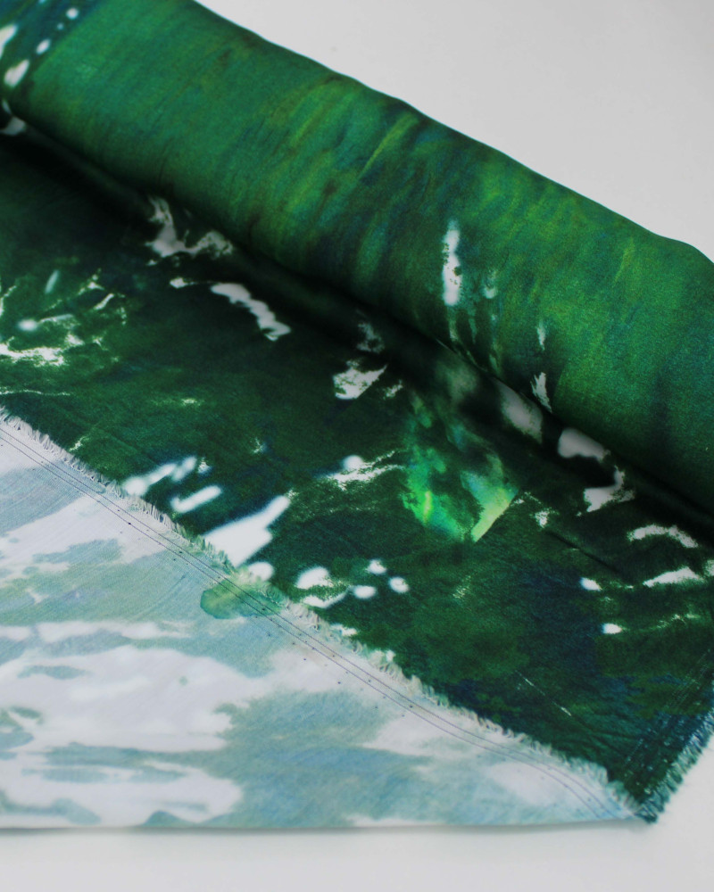 Tecido Viscose Acetinada Italiano Pintura Abstraa Branco e Tons de Verde