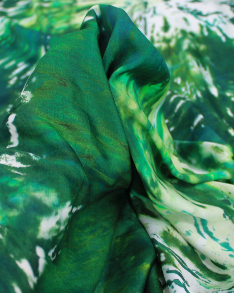 Tecido Viscose Acetinada Italiano Pintura Abstraa Branco e Tons de Verde