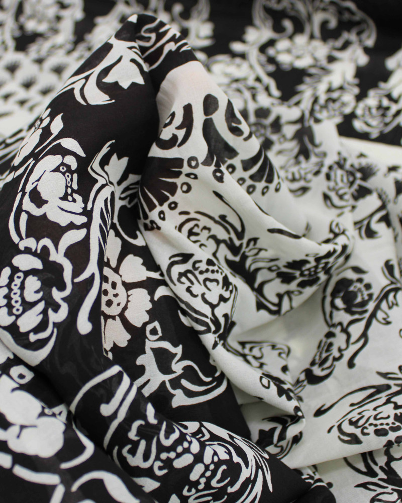 Tecido Cambraia de Algodão Italiano Estampa Floral em Listras Verticais Offwhite e Preto