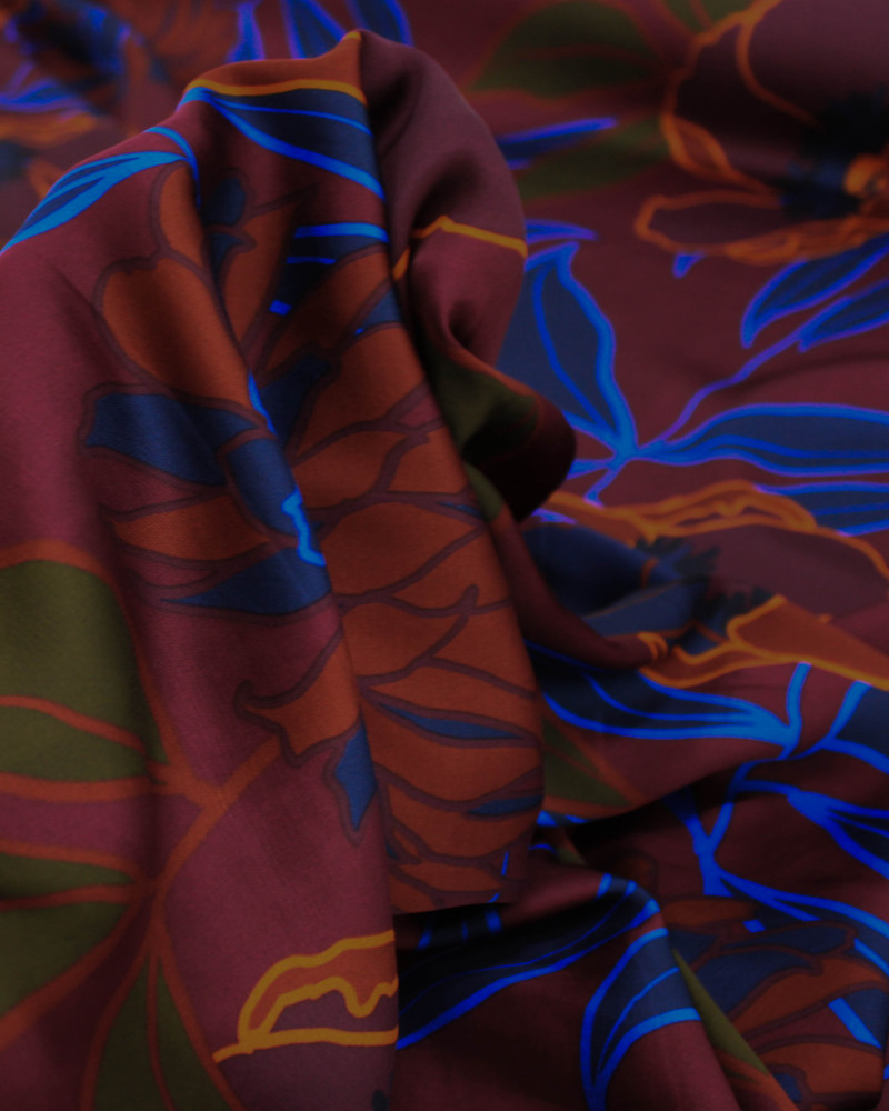 Tecido Crepe Silk Italiano Macro Flores Coloridas e Borgonha