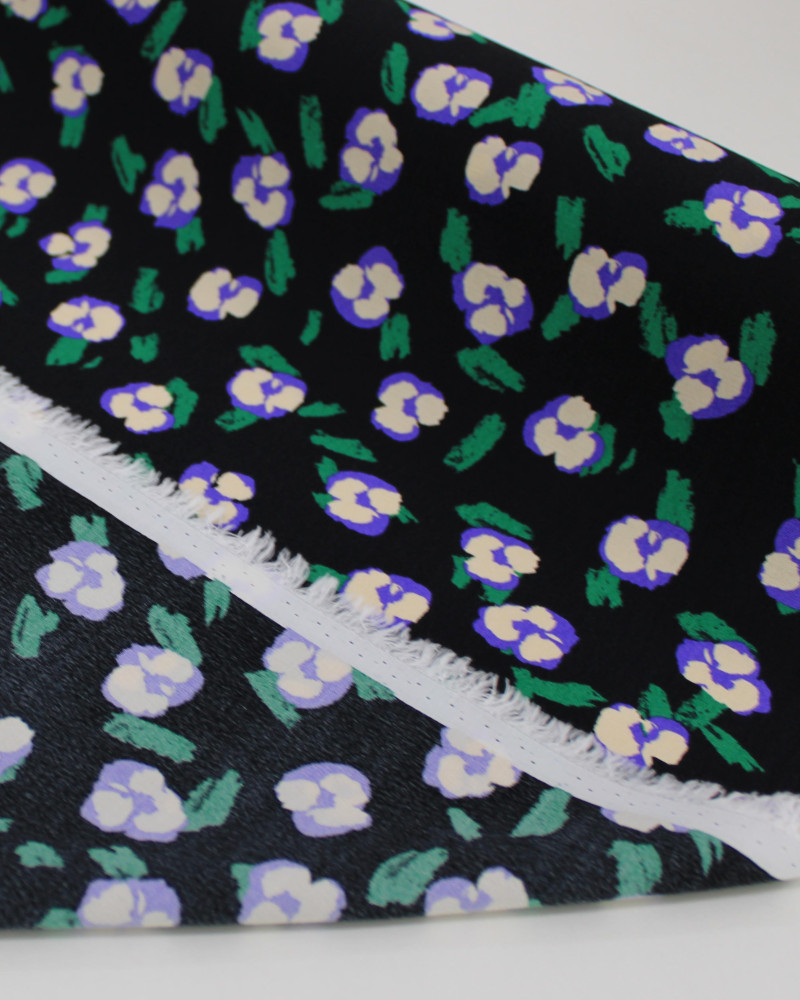 Tecido Crepe de Viscose Italiano Micro Flores Abstratas Lilás, Verde e Preto